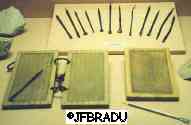 fac-simil de tablettes et de stylets